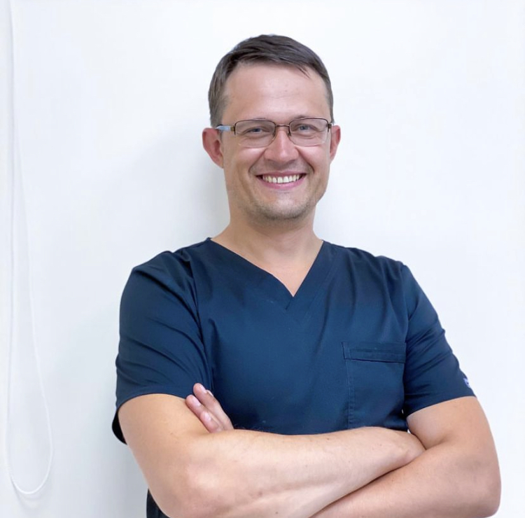 Алексеев Алексей Владимирович - врач стоматолог, стаж 8 лет.
Специализируется на съемном и несъемном протезировании, комбинированном протезировании, микропротезировании, протезировании на имплантатах.